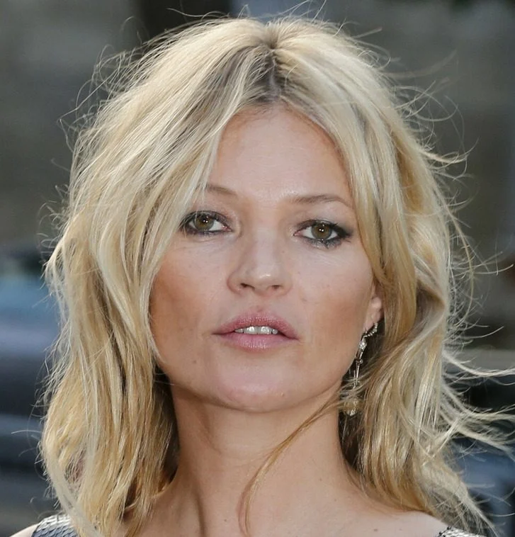 Kate Moss - jambes arquées