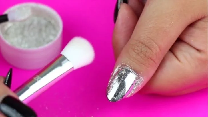 Des ongles chromés comme un miroir en 10 minutes astuce beauté
