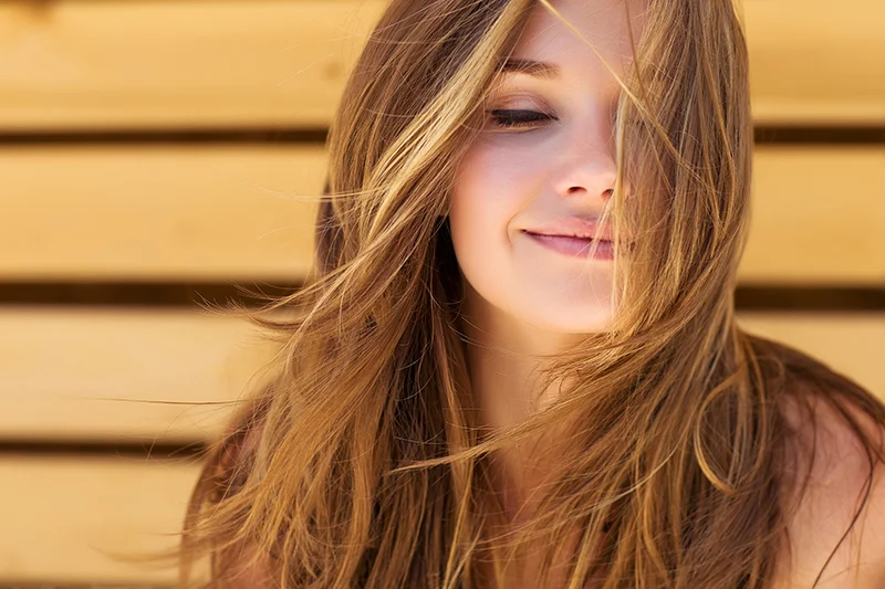 8 meilleurs conseils de soins capillaires d'été pour éviter que votre style ne s'essouffle cet été.