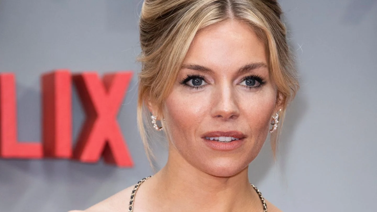 Sienna Miller applique du ketchup sur ses cheveux.