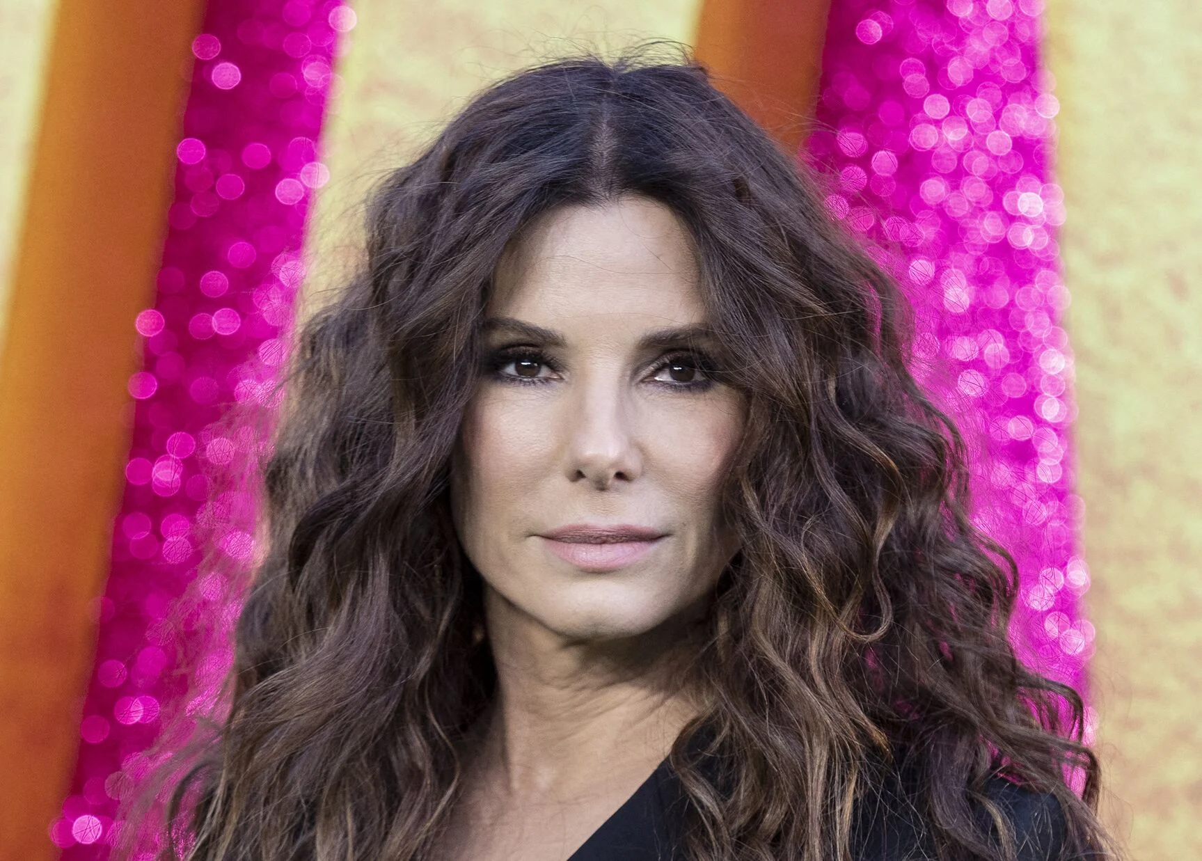 Sandra Bullock hydrate ses paupières avec de la crème pour les fesses.