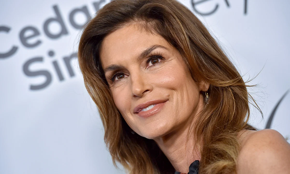 Cindy Crawford applique du lait mélangé à de l'eau minérale sur son visage.