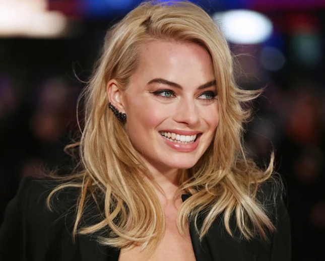 célébrités : Margot Robbie hydrate ses lèvres avec une crème pour les mères qui allaitent.