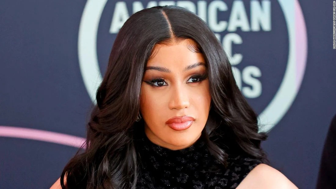 Cardi B se rase le visage. célébrités