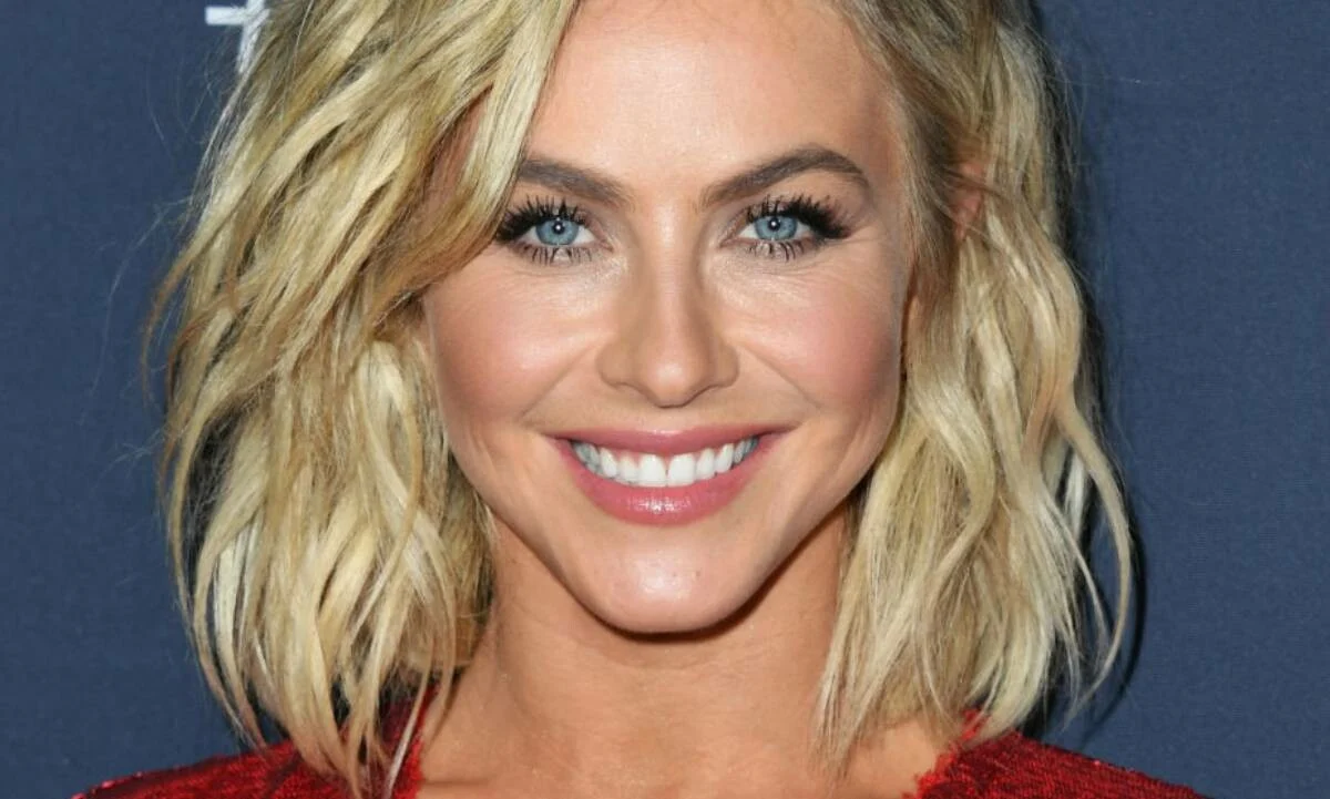 Julianne Hough utilise le curcuma pour blanchir ses dents.