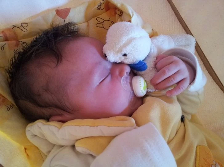 Mettre un oreiller ou des jouets dans le berceau de votre bébé