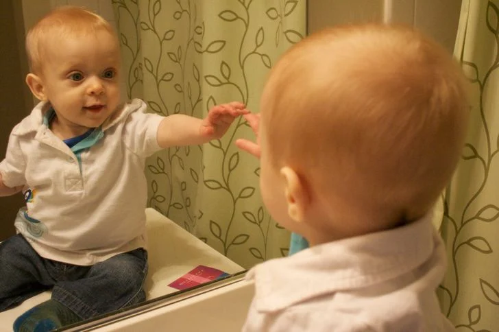 Cacher les miroirs à votre enfant en raison de superstitions populaires