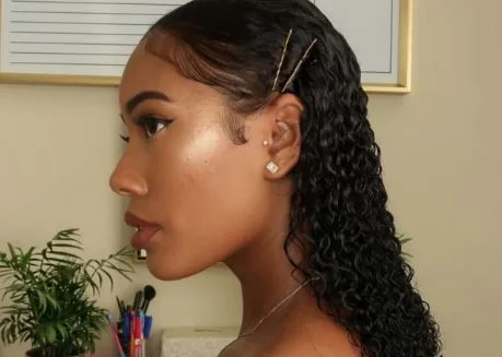 Coiffure naturelle longue et mouillée