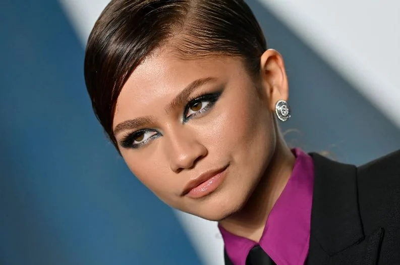 Coiffure courte et sexy avec raie sur le côté