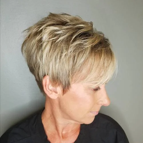 Coupe courte dégradée mature