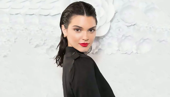 11 Coiffures effet mouillé qui vous pousseront à suspendre votre sèche-cheveux Mèches longues lissées vers l'arrière