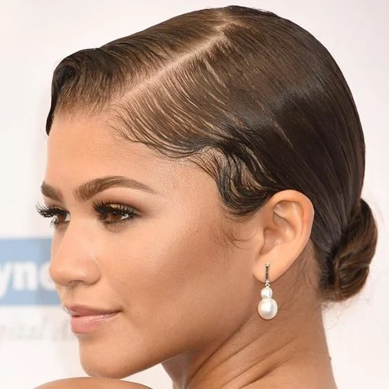Un simple chignon avec une touche d'élégance
