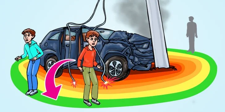 poteau électrique tombé sur la voiture