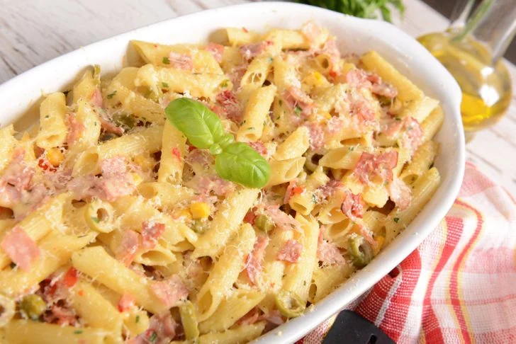 Casserole avec des pâtes et du jambon