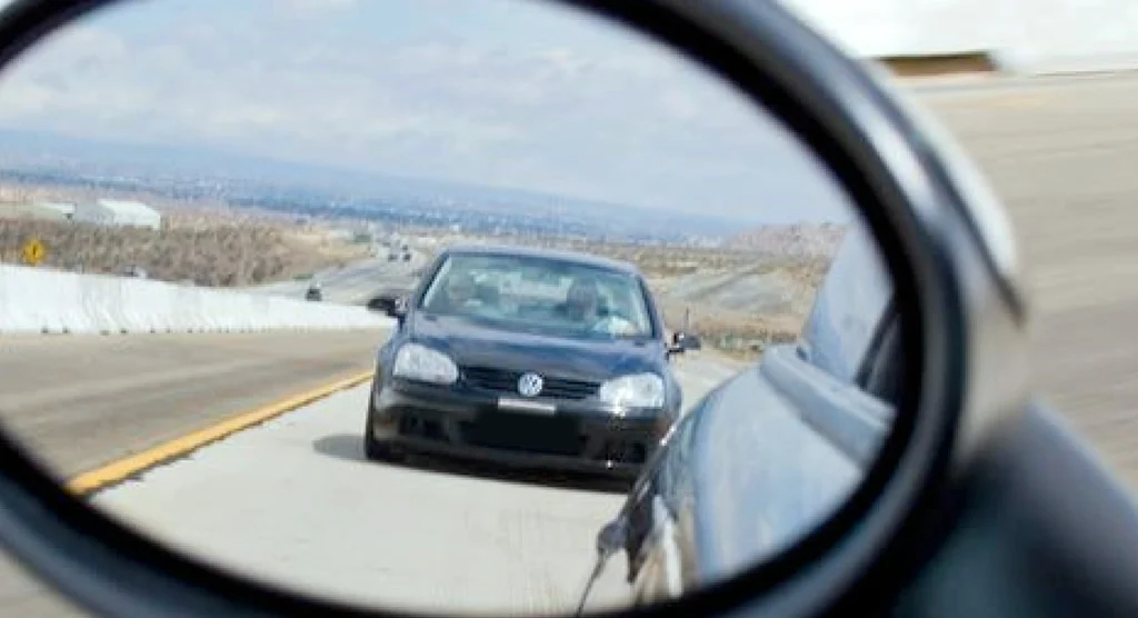 Que faire si vous pensez que quelqu'un vous suit en voiture ?