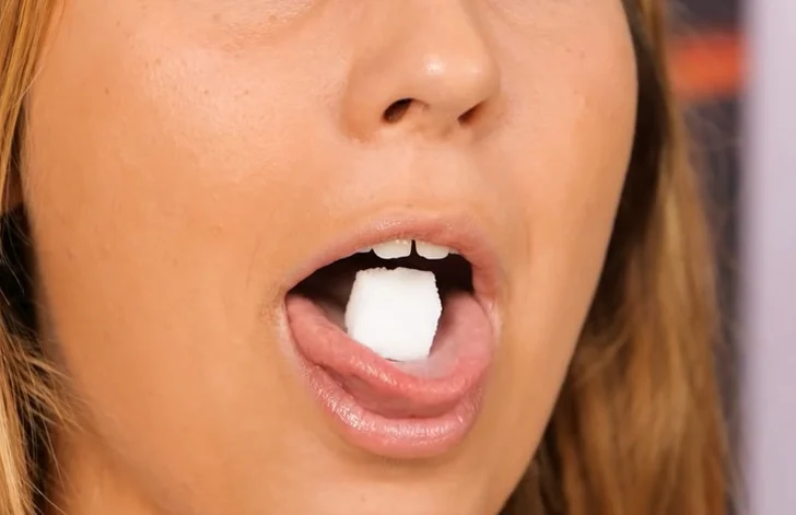 Le miel ou le sucre pour soulager une brûlure à la langue