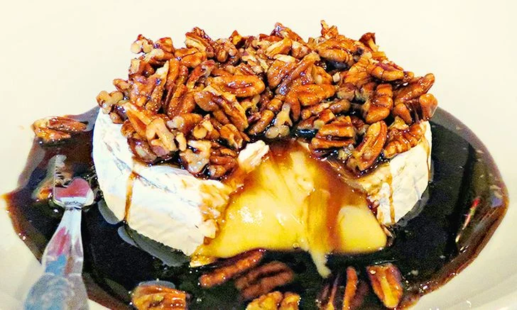 Brie au four avec des noix et du miel
