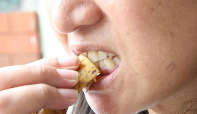 blanchir les dents avec une peau de banane
