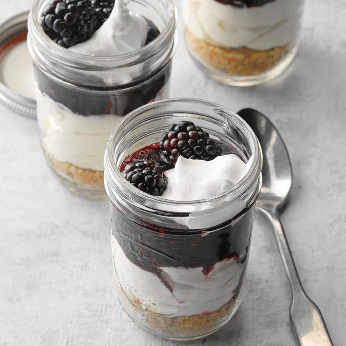 Cheesecake aux mûres et au chocolat blanc en petits bols ou ramequins
