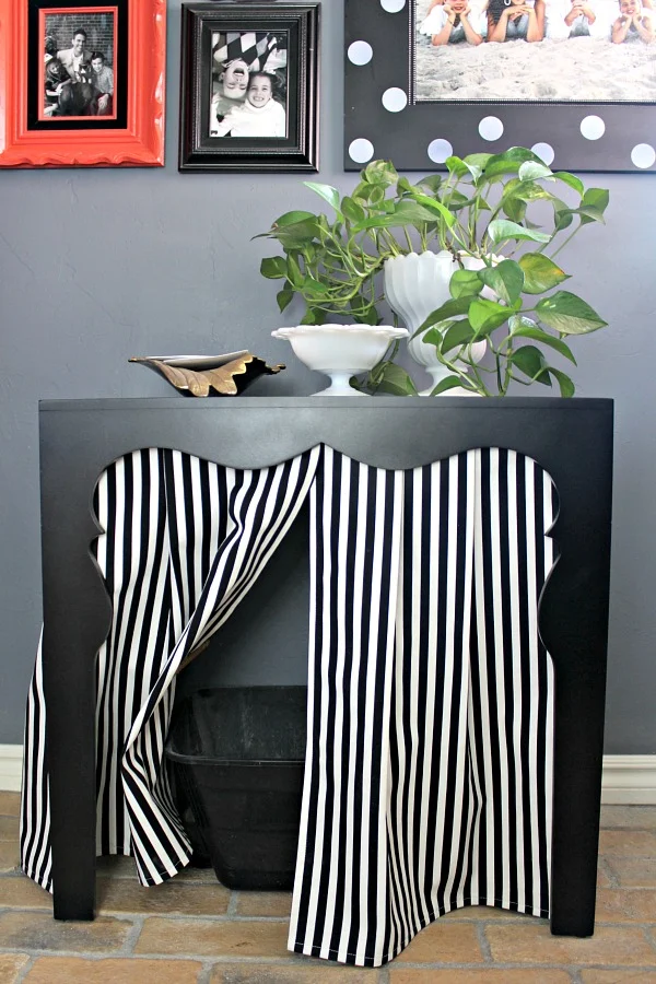 Drapez du tissu autour d'une table d'appoint