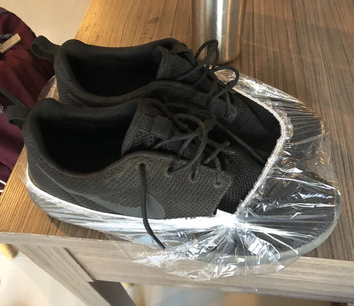 Emballer vos chaussures sales dans un bonnet de douche.