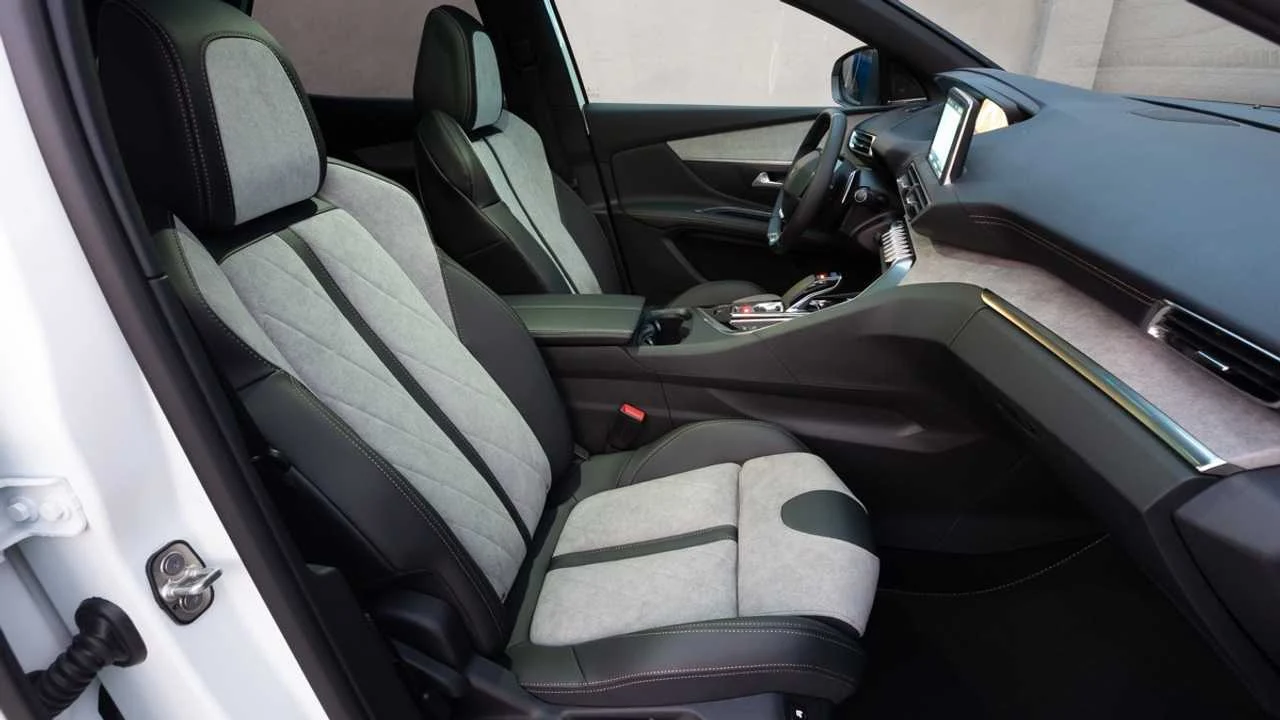 Glissez votre sac sous le siège de votre voiture