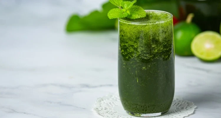 Jus de menthe et de concombre