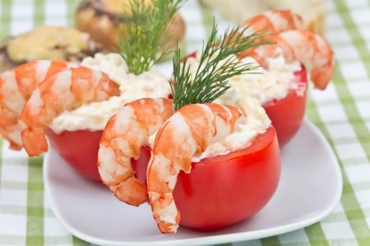 Les tomates cerises avec des crevettes