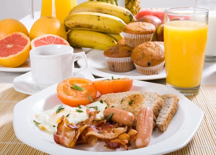 Manger un petit-déjeuner copieux