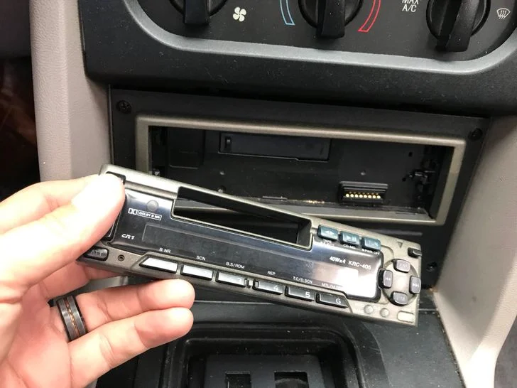 Retirez la face avant de votre appareil radio