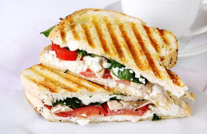 Sandwich au fromage de chèvre et aux épinards