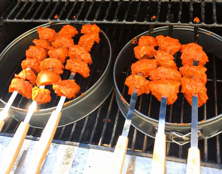 Utilisez des cercles de cuisson lorsque vous faites griller des brochettes.