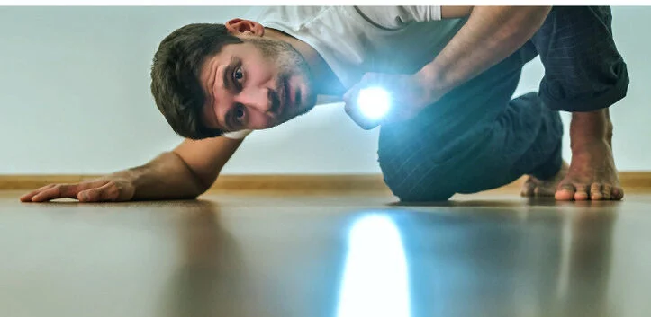 Utilisez une lampe de poche pour trouver de petits éclats de verre si vous avez cassé quelque chose.