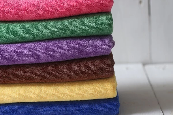 Utilisez une serviette en microfibres pour sécher vos cheveux
