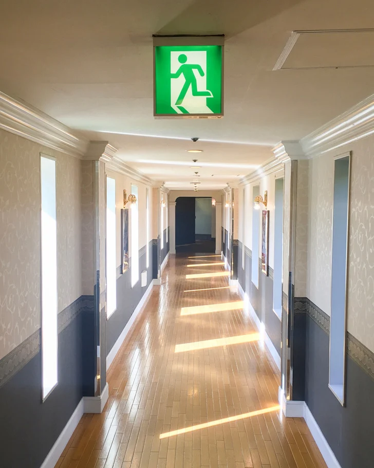 Vérifier la sortie de secours dès votre arrivée.