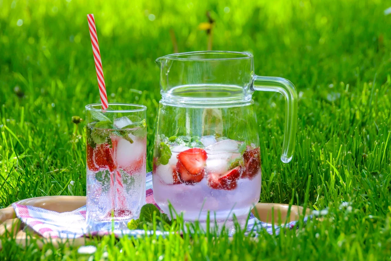 Comment l'eau infusée aux fruits hydrate mieux votre corps