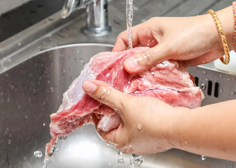 Laver la viande crue