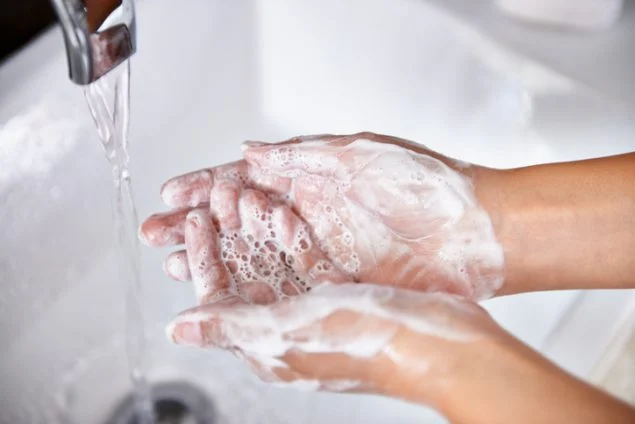 Ne pas se laver les mains avant de cuisiner