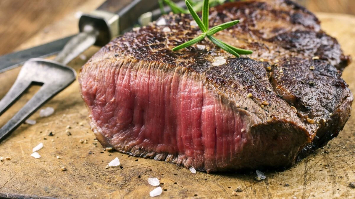 Ne pas cuire assez la viande ou le poisson