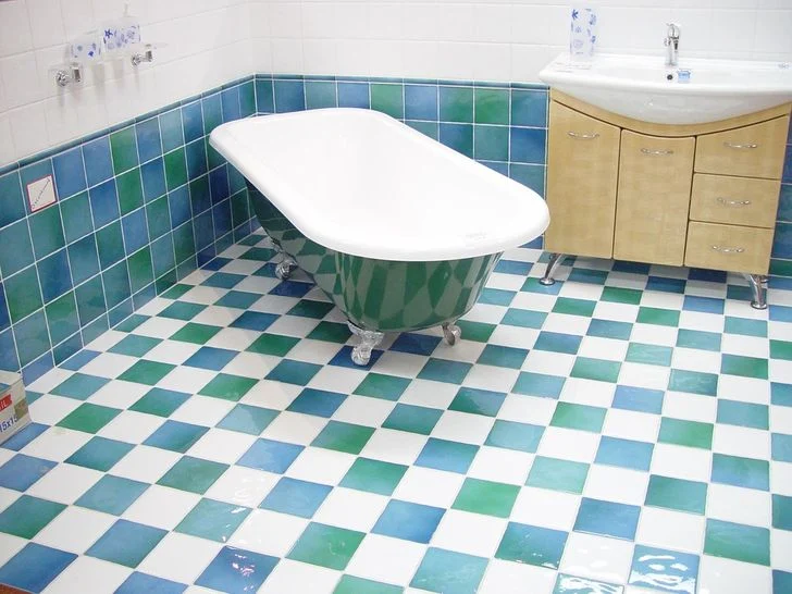 Retirer les résidus de savon dans la baignoire