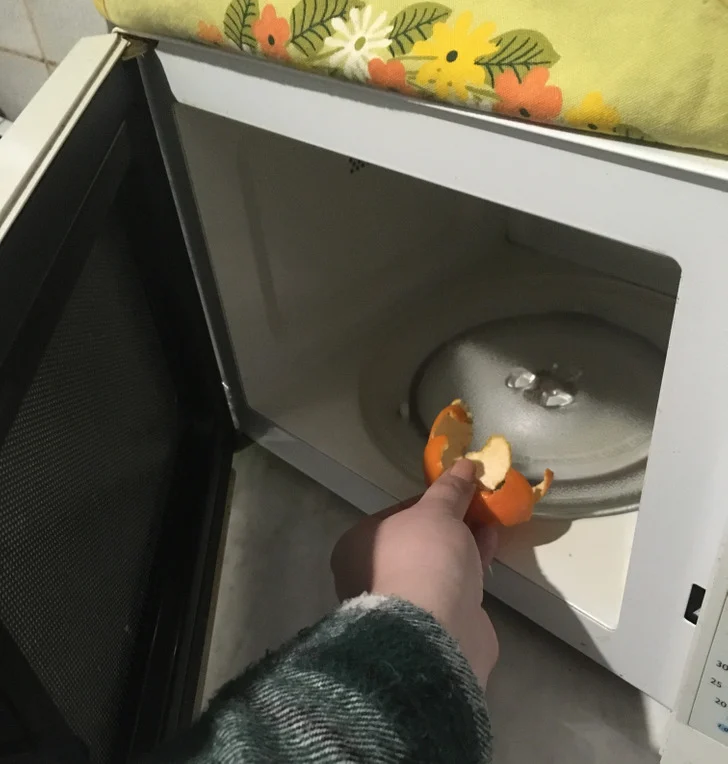 Les pelures de mandarine peuvent désodoriser votre micro-ondes.