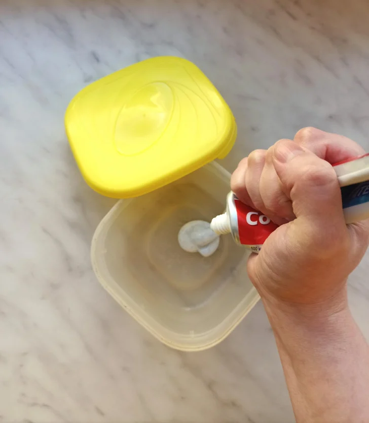 Le dentifrice et les journaux neutralisent l'odeur de la vaisselle en plastique