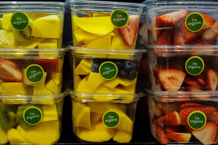 Manger dans des récipients en plastique