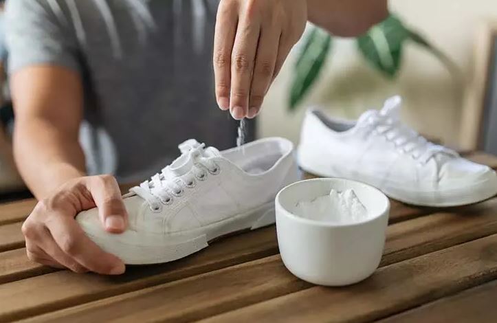 disparaître les mauvaises odeurs de vos chaussures en toile avec du sel