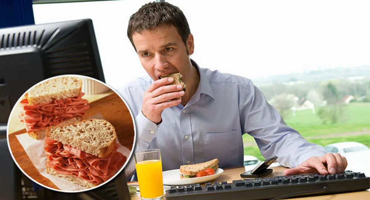 7 raisons pour lesquelles manger à son bureau peut être nocif pour la santé Les raisons pour lesquelles manger à son bureau peut être dangereux pour la santé
