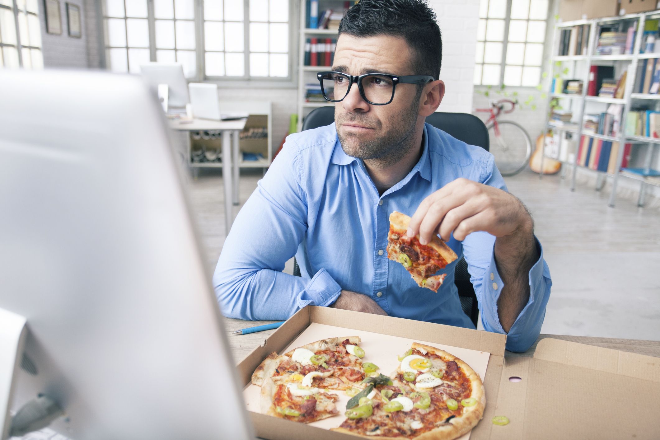 Les raisons pour lesquelles manger à son bureau peut être dangereux pour la santé