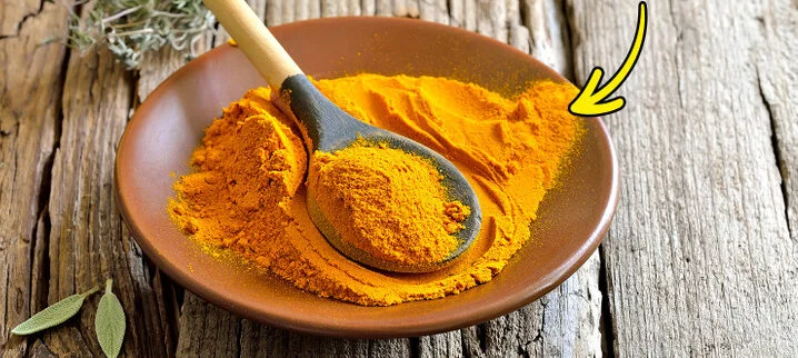 Appliquez un masque au curcuma