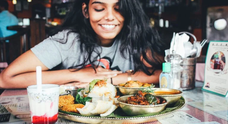 Les astuces des restaurants pour vous donner plus faim