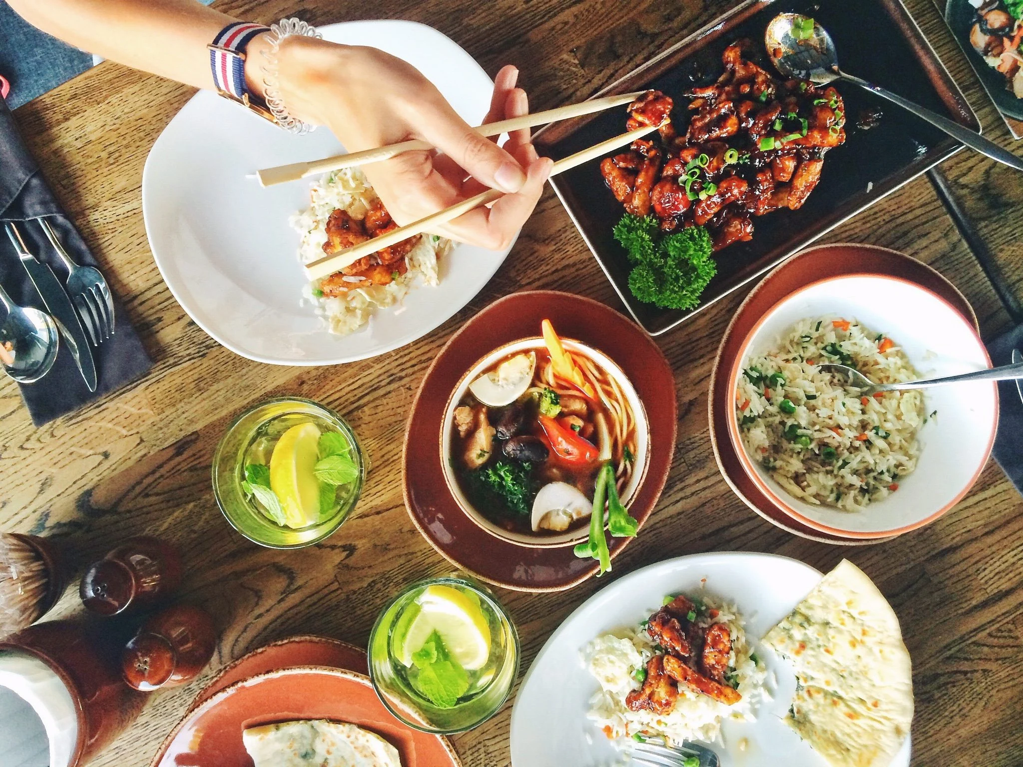 Les astuces des restaurants pour vous donner plus faim