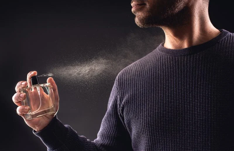 Vaporiser du parfum directement sur les vêtements